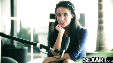 Stunning French beauty gives lucky boyfriend a suck and fuck