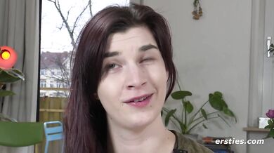 Ersties - Jade verwöhnt ihre rasierte Muschi mit einem Dildo vor dem Spiegel