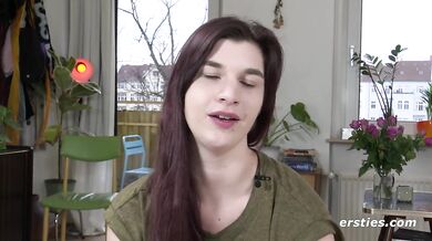 Ersties - Jade verwöhnt ihre rasierte Muschi mit einem Dildo vor dem Spiegel