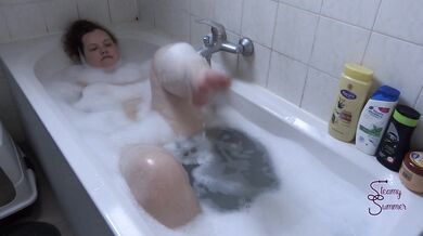 Hot curvy french girl in her bubblebath