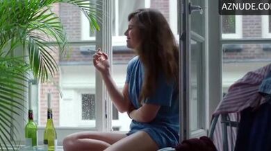 Hanna Van Vliet Lesbian, Breasts Scene in Anne Plus