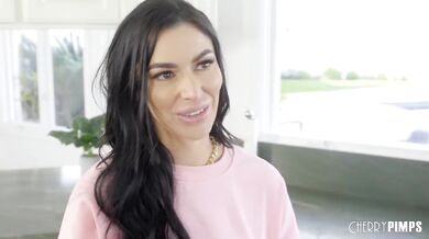 Cheating Milf Venus Valencia Seduces Her Boyfriend's Roommate and His BBC