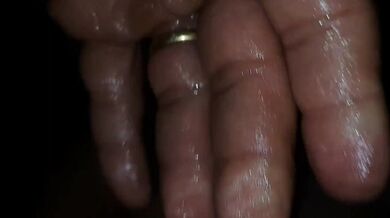 Approfitta della SORELLASTRA INCASTRATA sotto il banco, sborrata subito. ITA