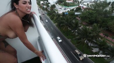 Casi nos descubren follando en el edificio