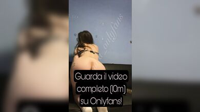 Mi Apro la figa sul divano e squirto dappertutto (continua su of)