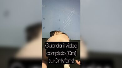 Mi Apro la figa sul divano e squirto dappertutto (continua su of)