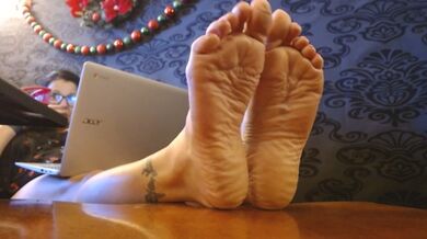 Sexy Milf Wrinkled Soles Barefoot Pink Toenails
