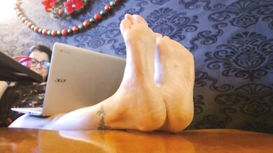 Sexy Milf Wrinkled Soles Barefoot Pink Toenails