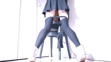 黒のニーハイでヒザガクガク