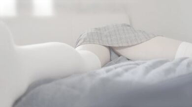 白のニーハイでこすりつけます