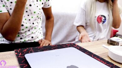 Kapıda kalan komşumun karısını çatır çutur siktim (komşuluk ölmedi)