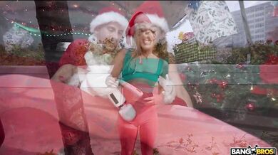 BANGBROS - Ashley Alexander Uses A Magic Wand To Rub Her Clit, Then Sucks Santa's Big Cock