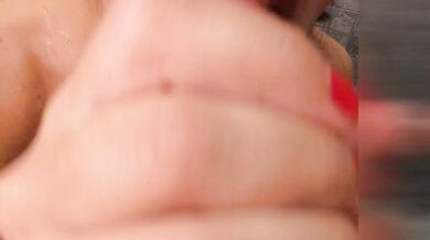 MOGLIE ITALIANA TROIA SI FA SCOPARE NELLA VASCA SBORRATA IN FACCIA. POV AMATORIALE