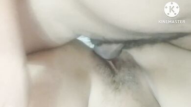 LA ENCUENTRAN MASTURBÁNDOSE Y SE LA FOLLAN DURO POR CALIENTE