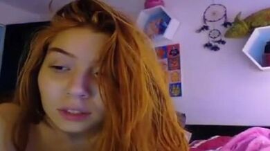 La Pelirroja haciendo travesuras en casa.