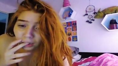 La Pelirroja haciendo travesuras en casa.