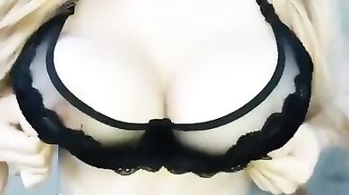 Big natural boobs flashing :)