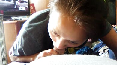 Girlfriend giving me head first time swallowing