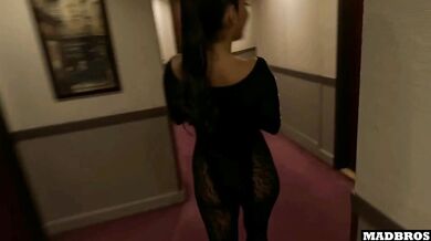 Une Italienne Hyper Chaude A Peine Rencontrée Se Fait Démonter Et Squirt Partout En Anal !!!