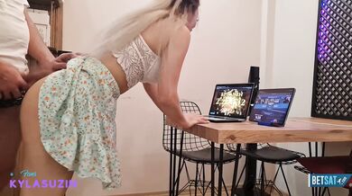 Kumarbaz yalnız yakalayınca domaltıp sikiyor