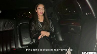 Une Belle Fille A Papa Baisée Dans Une Limousine Pour Le Plaisir En Lui Parlant Au Téléphone !!!