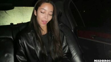 Une Belle Fille A Papa Baisée Dans Une Limousine Pour Le Plaisir En Lui Parlant Au Téléphone !!!