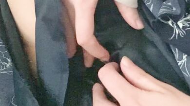 Волохата японська любителька мастурбує