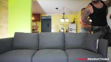 Pegas Productions - La Jeune Victoria Cherry est Fourrée Solide par son Beau-Père